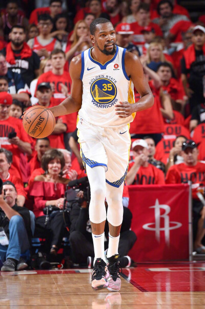 牛，掘金队的约基奇在击败雄鹿队后进入3双新境界