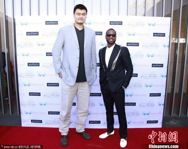 琼斯持球单打 右手抛投打成并加罚