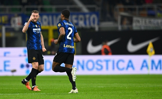 里昂遭巴黎绝杀，拉卡泽特：里昂好样的，11打12可不容易啊