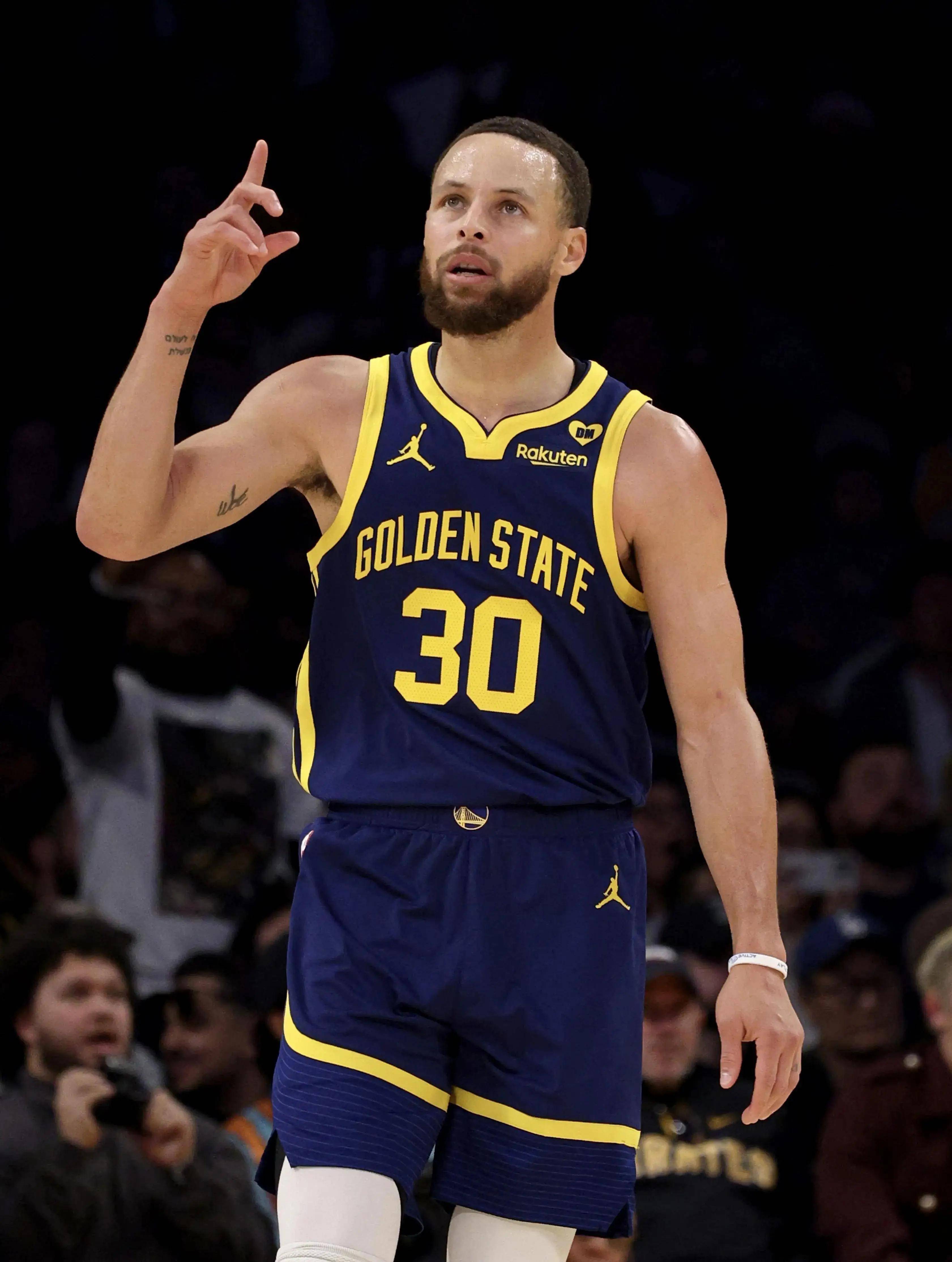 几个镜头解释了中国男足为什么去不了世界杯，因为他们纯属是来搞笑的